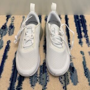 Never worn size to NIKE air max youth sneaker